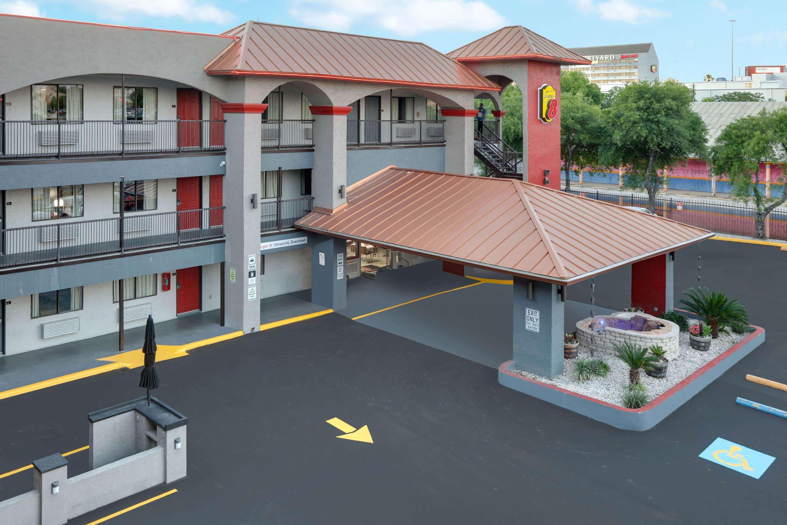 Super 8 By Wyndham Austin University/Downtown Area Exterior photo