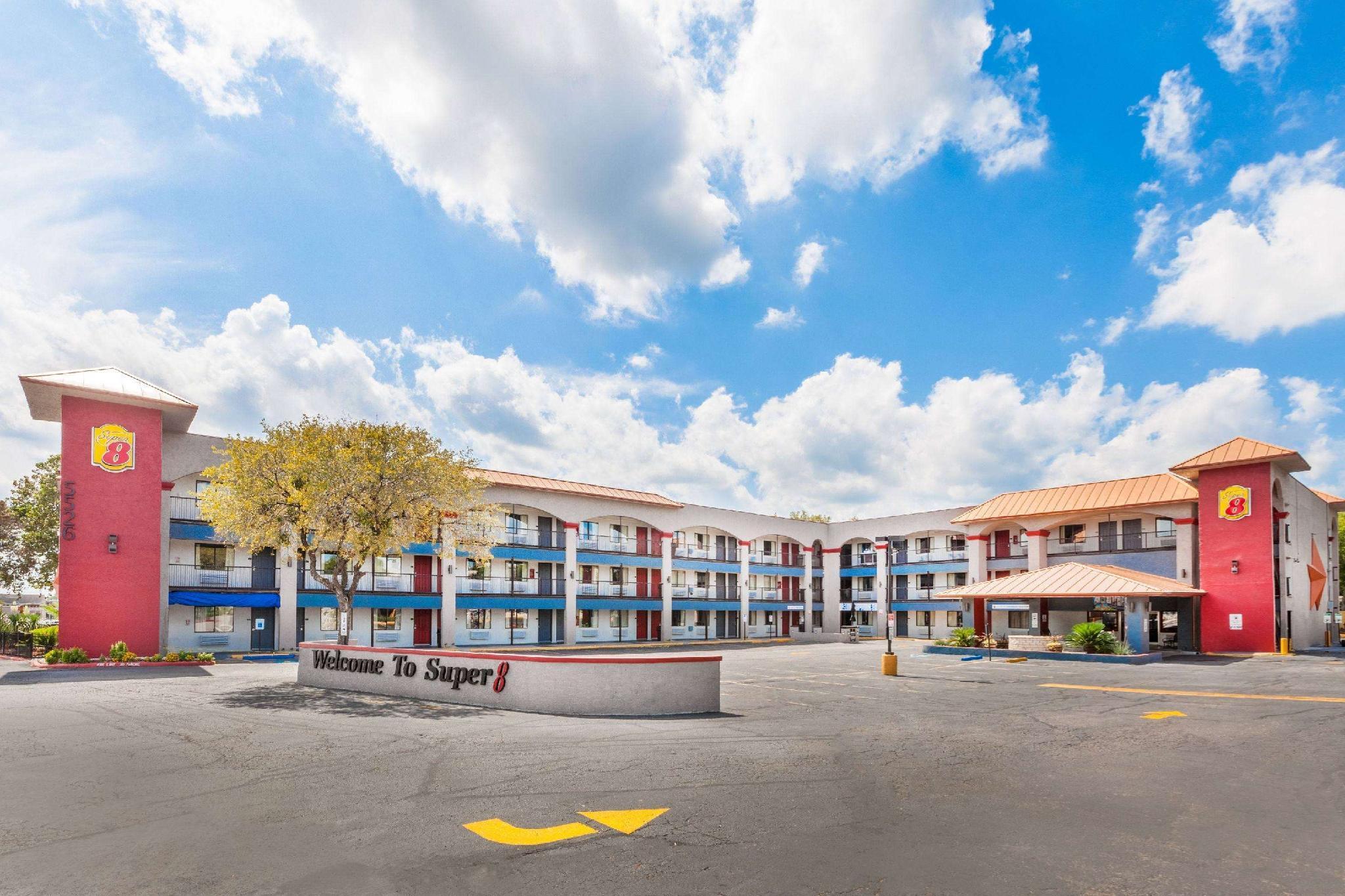 Super 8 By Wyndham Austin University/Downtown Area Exterior photo
