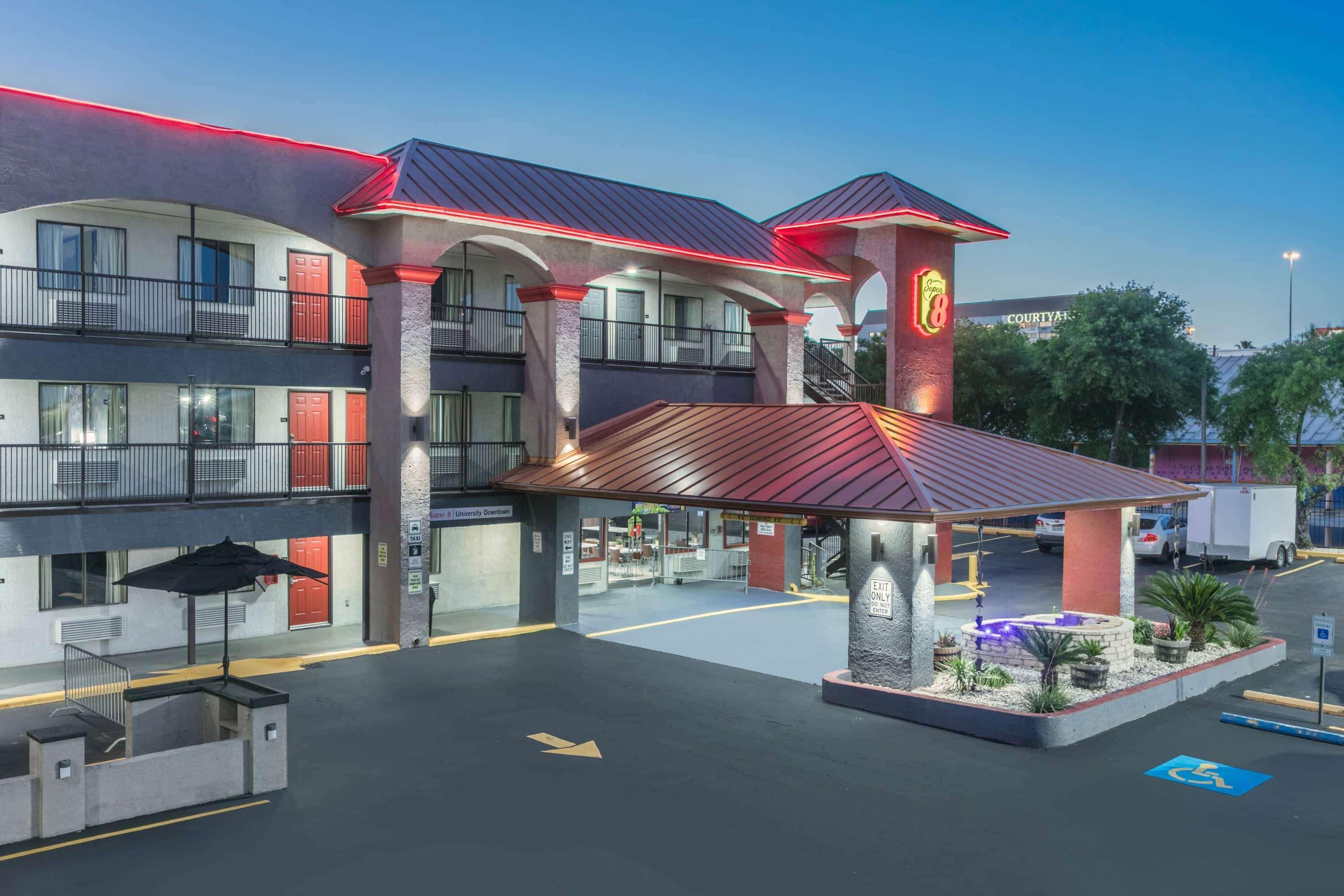 Super 8 By Wyndham Austin University/Downtown Area Exterior photo
