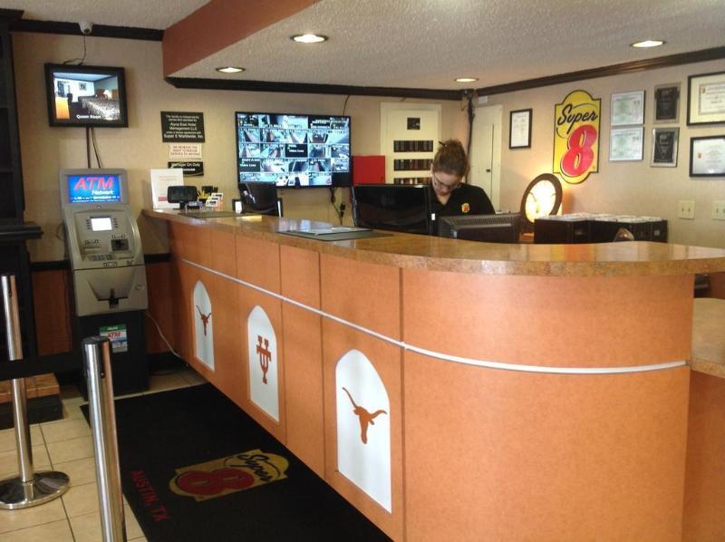 Super 8 By Wyndham Austin University/Downtown Area Exterior photo