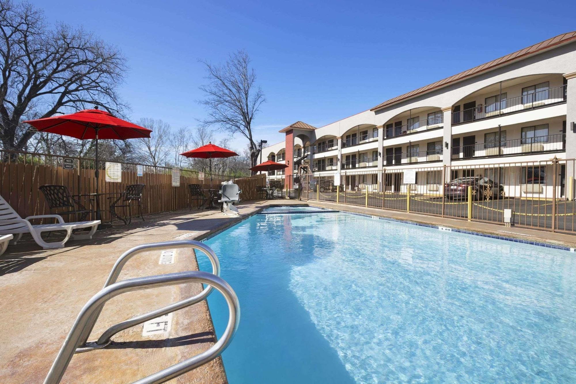 Super 8 By Wyndham Austin University/Downtown Area Exterior photo