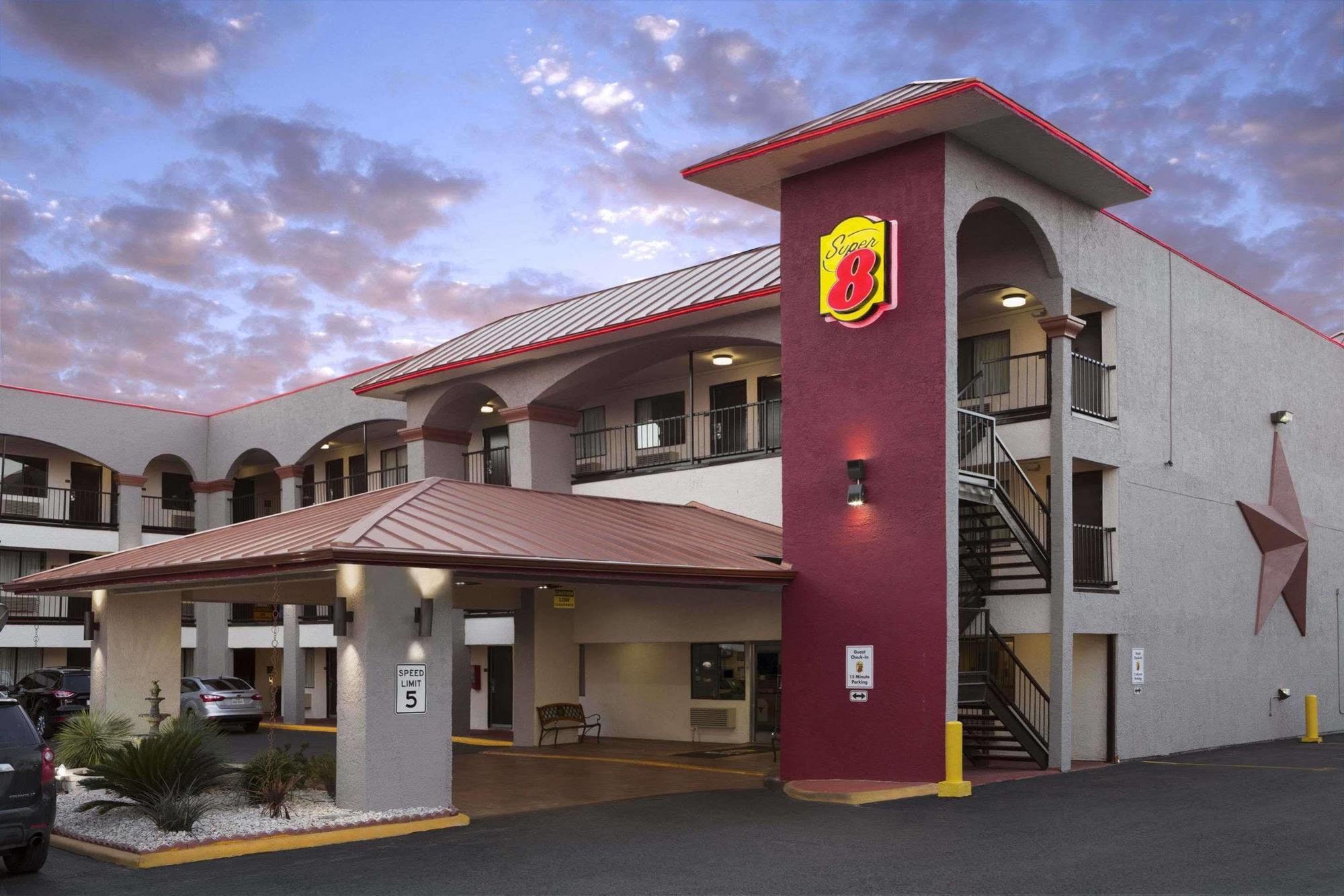 Super 8 By Wyndham Austin University/Downtown Area Exterior photo