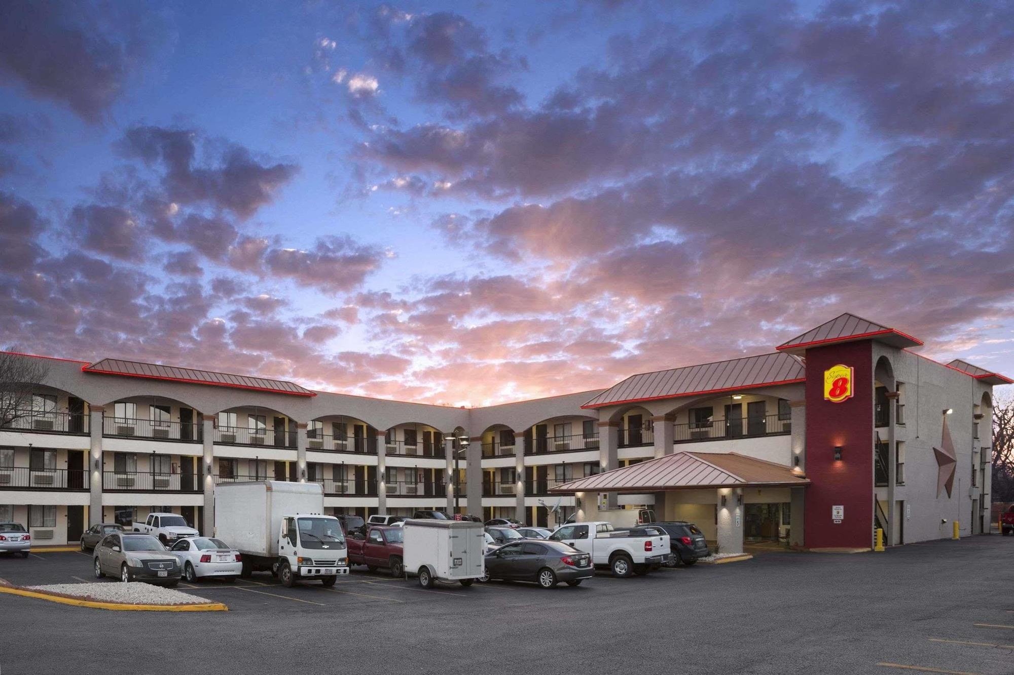 Super 8 By Wyndham Austin University/Downtown Area Exterior photo
