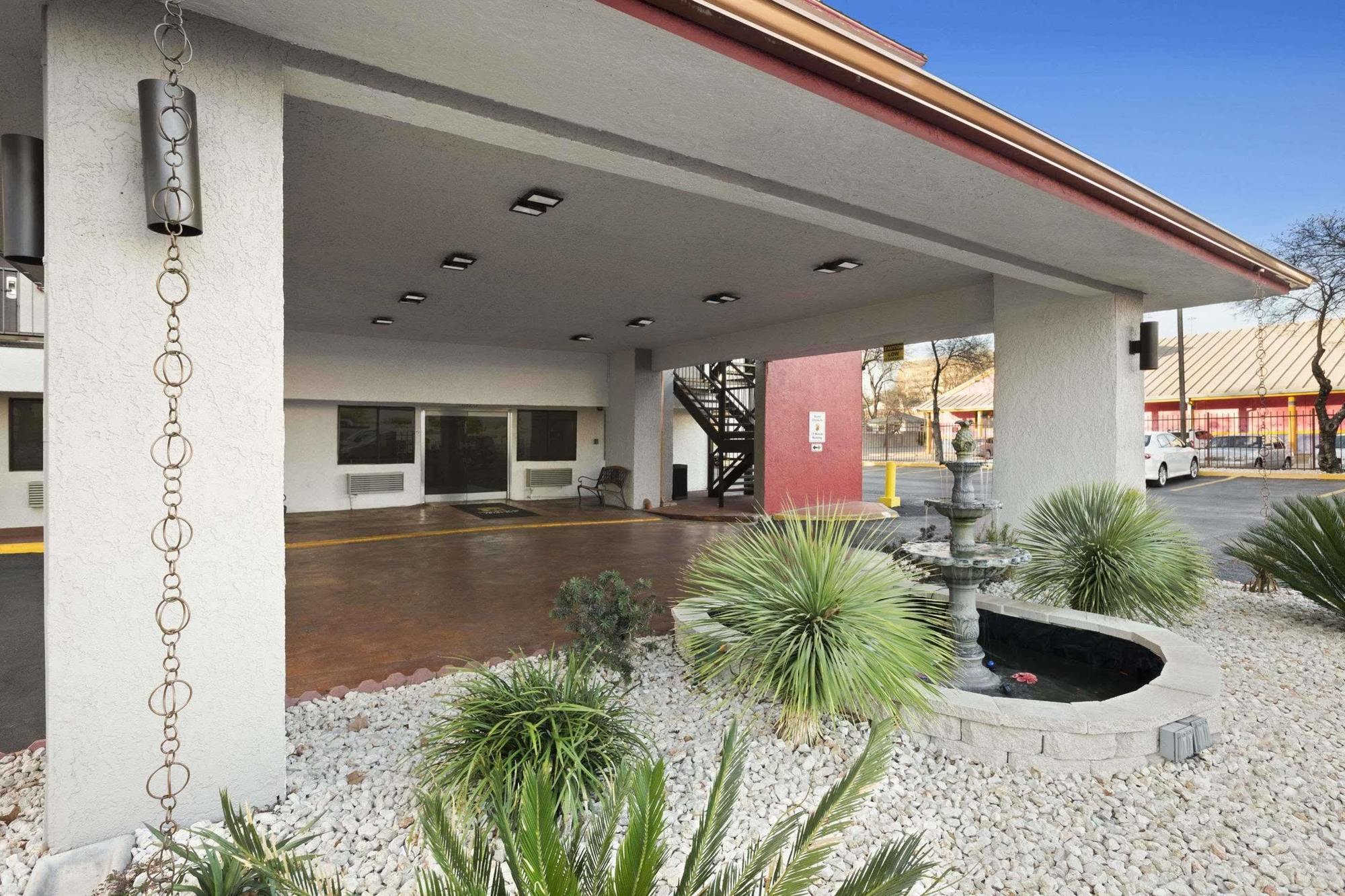 Super 8 By Wyndham Austin University/Downtown Area Exterior photo
